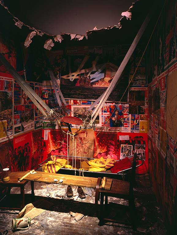 Ilya en Emilia Kabakov Tate-Modern_Man-who-flew-into-space-from-his-apartment-1985-coll-Centre-Pompidou-Parijs-©Ilya-en-Emilia-Kabakov