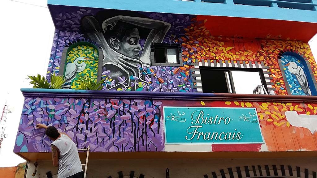 Isla-Mujeres-Bistro-Francious-street-artist-aan-het-werk-foto-Wilma-Lankhorst