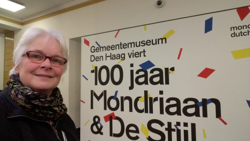 Vrouwen in de Stijl selfie-Wilma-Lankhorst-in-Gemeentemuseum-Den-Haag-Mondriaan-en-Van-der-Leck