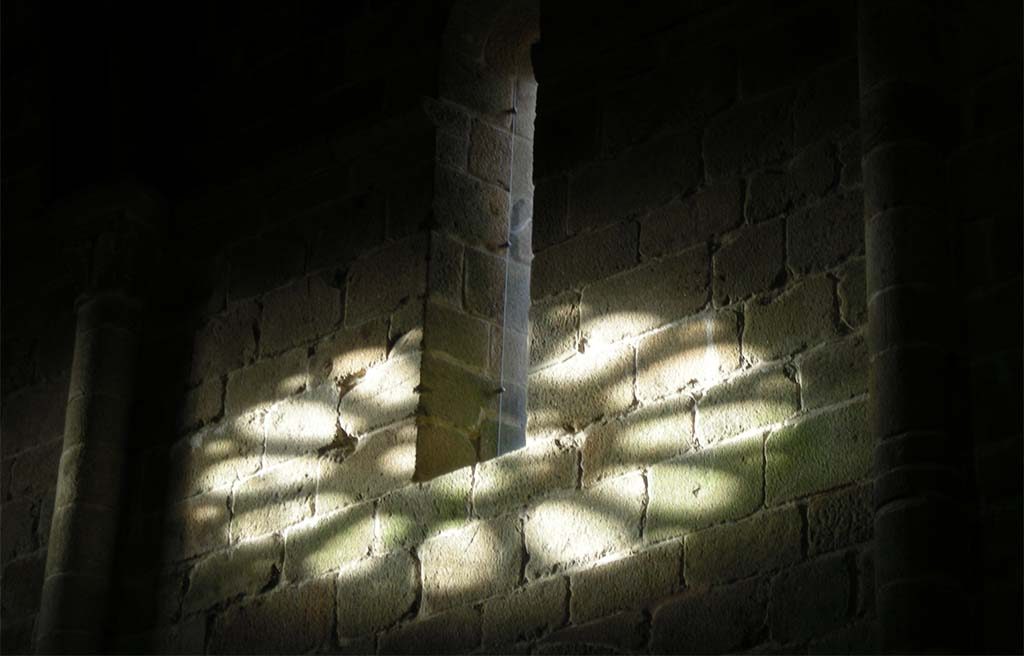 Leven met goden licht-in-kerk-noord-spanje-foto-Wilma-Lankhors