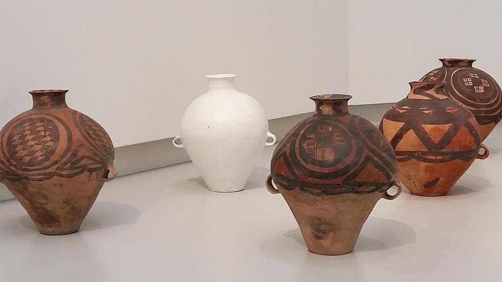 The-Sigg-Collection-Vases-Whitewash-199502000-©-AiWeiwei-foto-Wilma-Lankhorst
