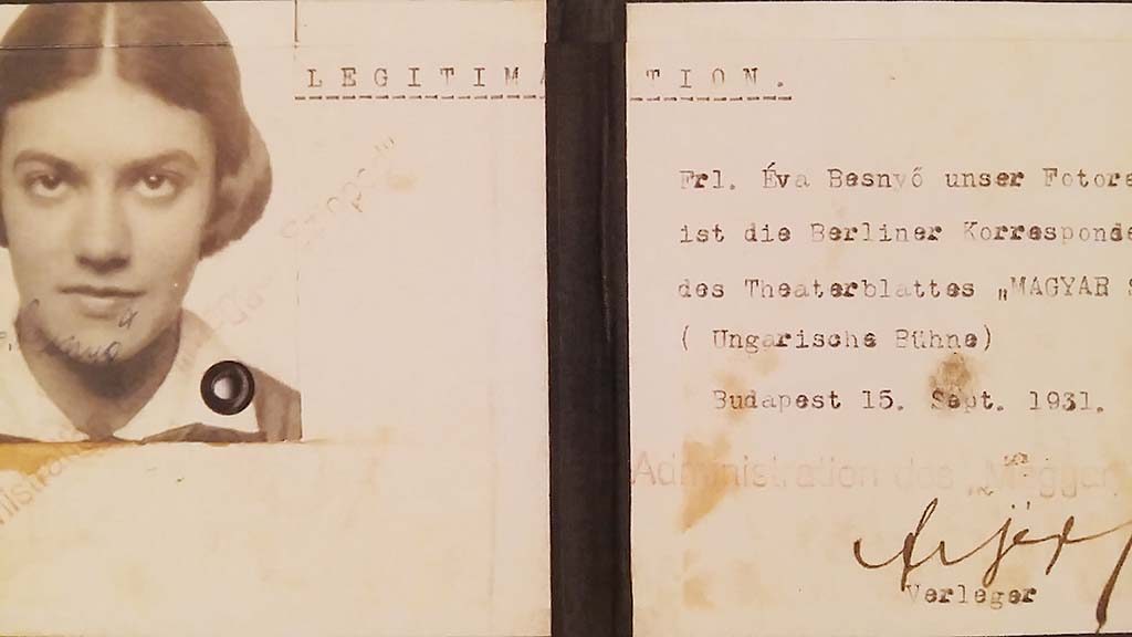  Eva-Besnyo-kopie-perskaart-Eva-Boedapest-1931-zaal-Boedapest-foto-Wilma-Lankhorst