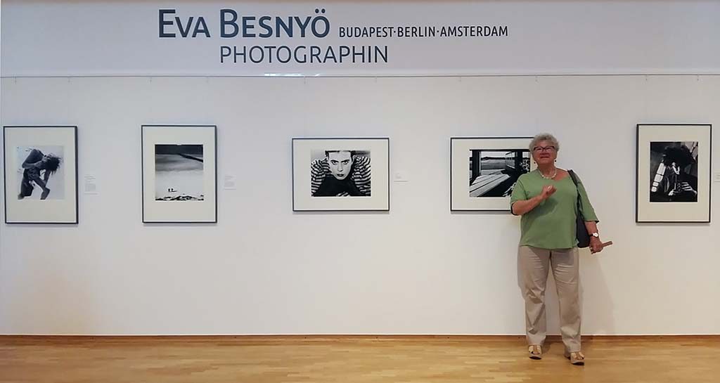 Eva-Besnyo-overzicht-expo-Keulen-met-dochter-Yara-Brusse-foto-Wilma-Lankhorst