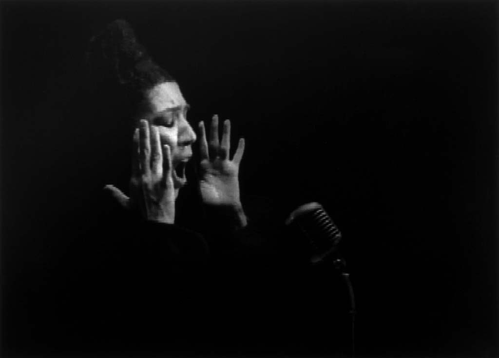 Shirin Neshat Turbulent_vrouw-Turbulent-film-still-1998-©-Shirin-Neshat-courtesy-de-kunstenaar-en-Gladstone-Gallery