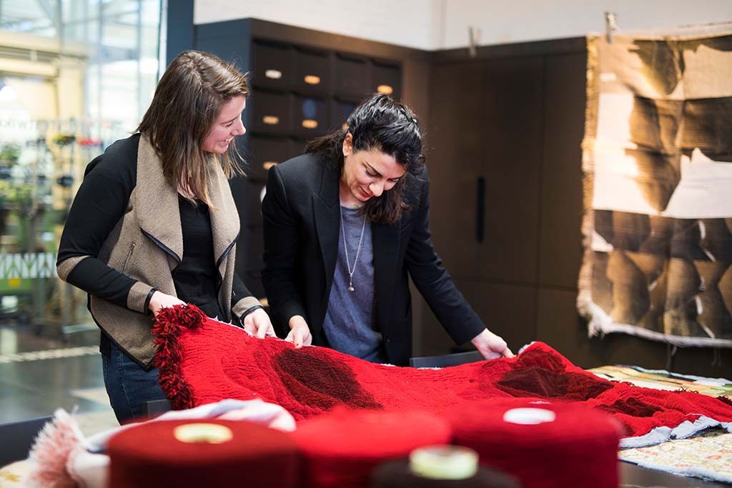  Red-Thread-2018-maakproces-Eylem-Aladogan-en-TextielMuseum-foto-Tommy-de-Langei.o.v.-TextielMuseum