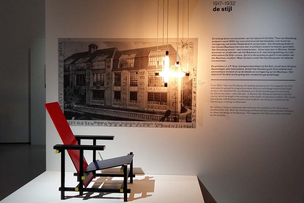 nederland-bauhaus Bauhaus-en-de-Stijl-Museum-Boijmans-Rietveld-stoel-foto-Wilma_Lankhorst