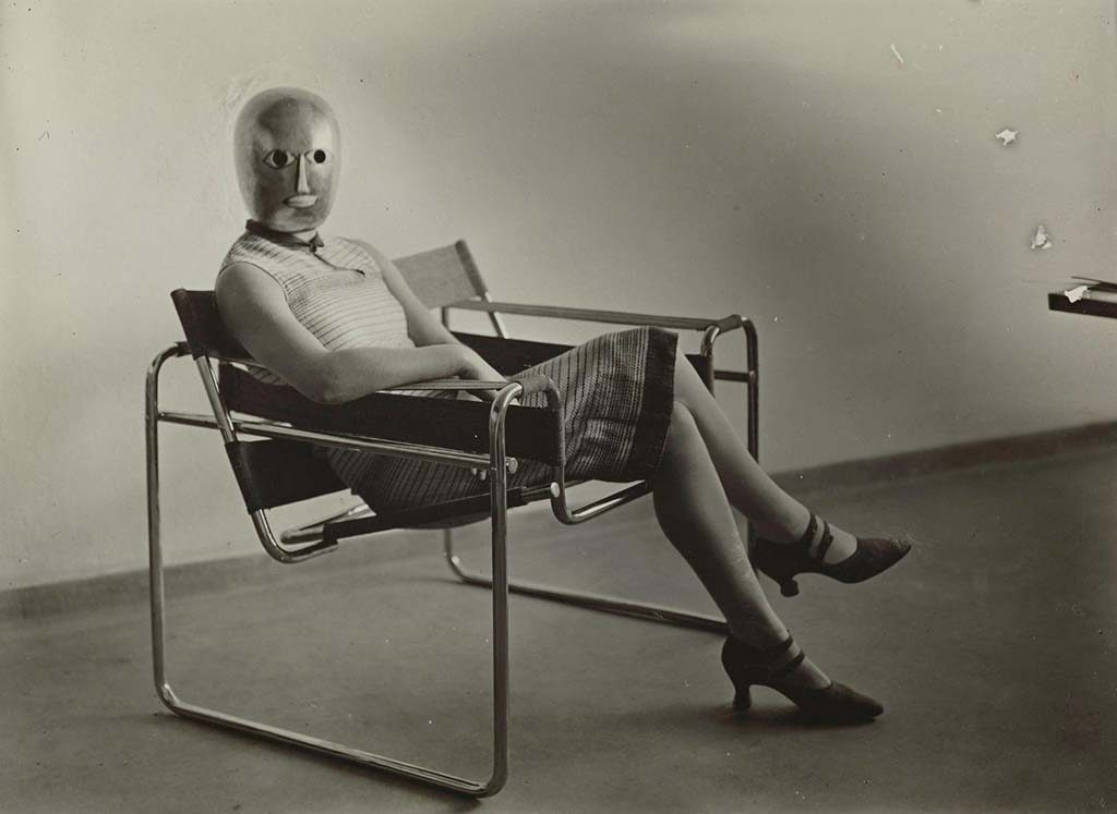  Bauhaus_100_Vrouw-in-stalen-buizen-stoel-Marcel-Breuer-foto-©Erich-Consemüller-1927-©-Klassik-Weimar