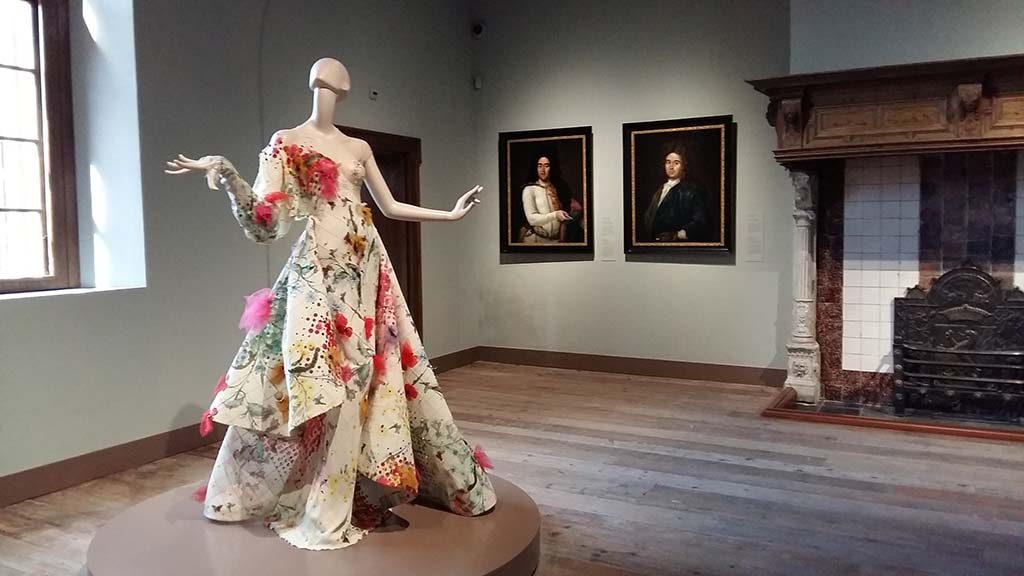 Museum_de_Lakenhal_Kleine-Pers_couture-jurk-Edwin-Oudshoorn-Nieuw_Leids_Laken_-foto-Wilma_Lankhorst