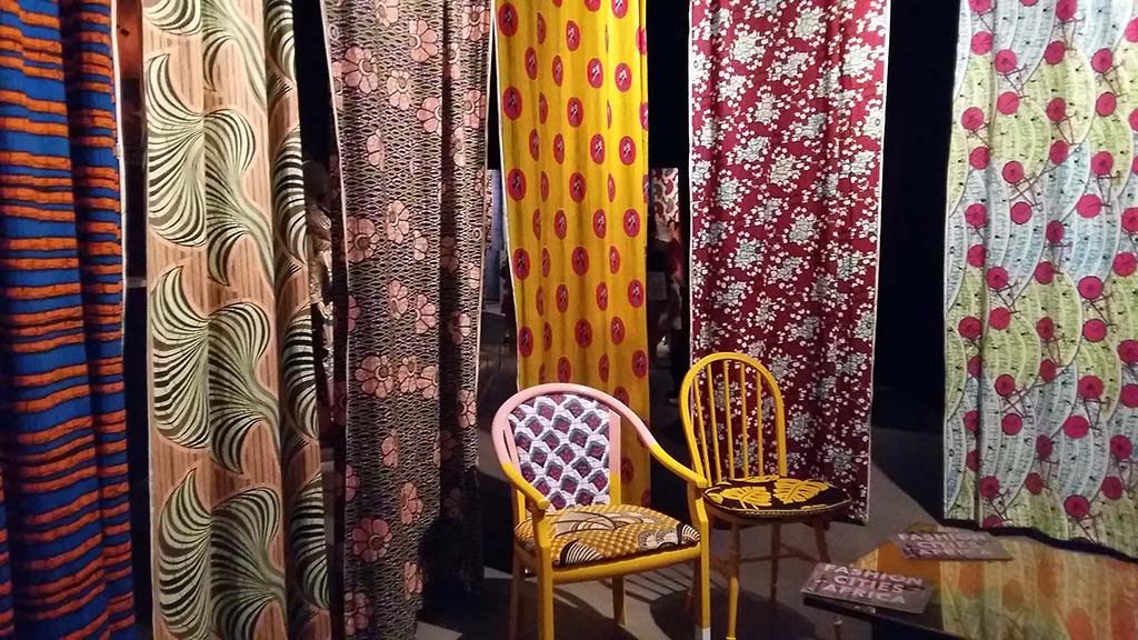 Fashion Cities Africa waxprint-meubels-Yinka-Ilora-©-foto_Wilma_Lankhorst