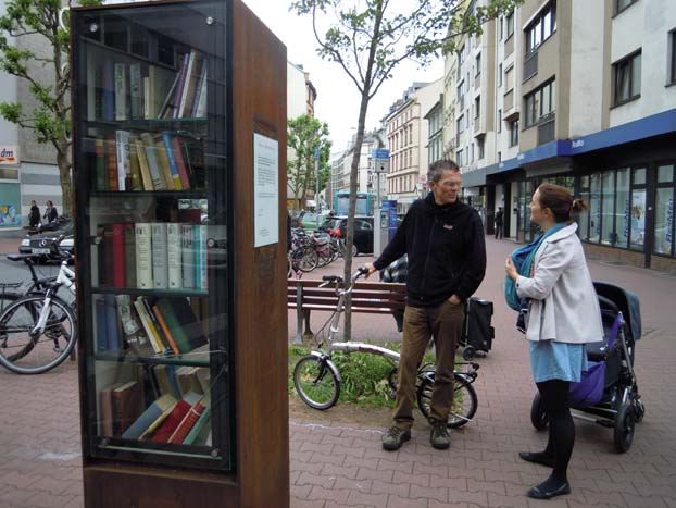 Op verschillende plaatsen in Frankfurt staat gratis leeskasten © Wilma Lankhorst