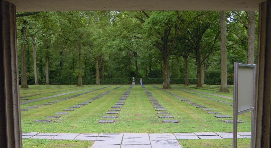 Käthe_Kollwitz Duitse begraafplaats in Vadslo Belgie treurende ouderpaar © KK © foto Wilma_Lankhorst