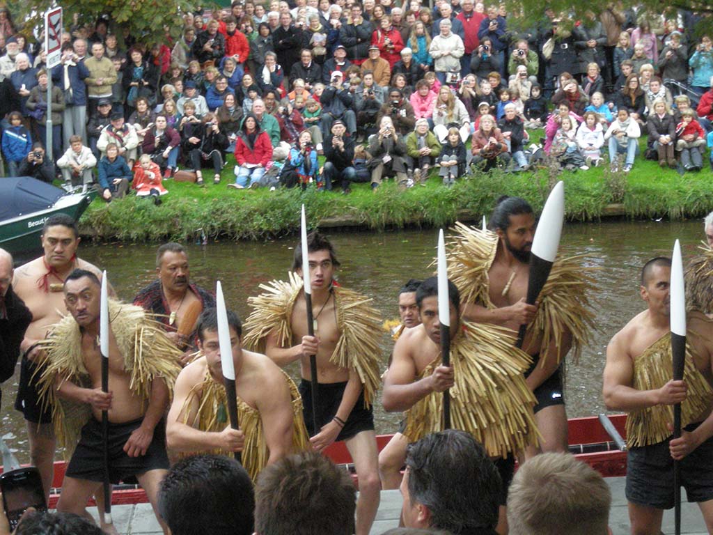 Maori, aankomst van de waka bij Museum Volkenkunde © foto Wilma_Lankhorst.