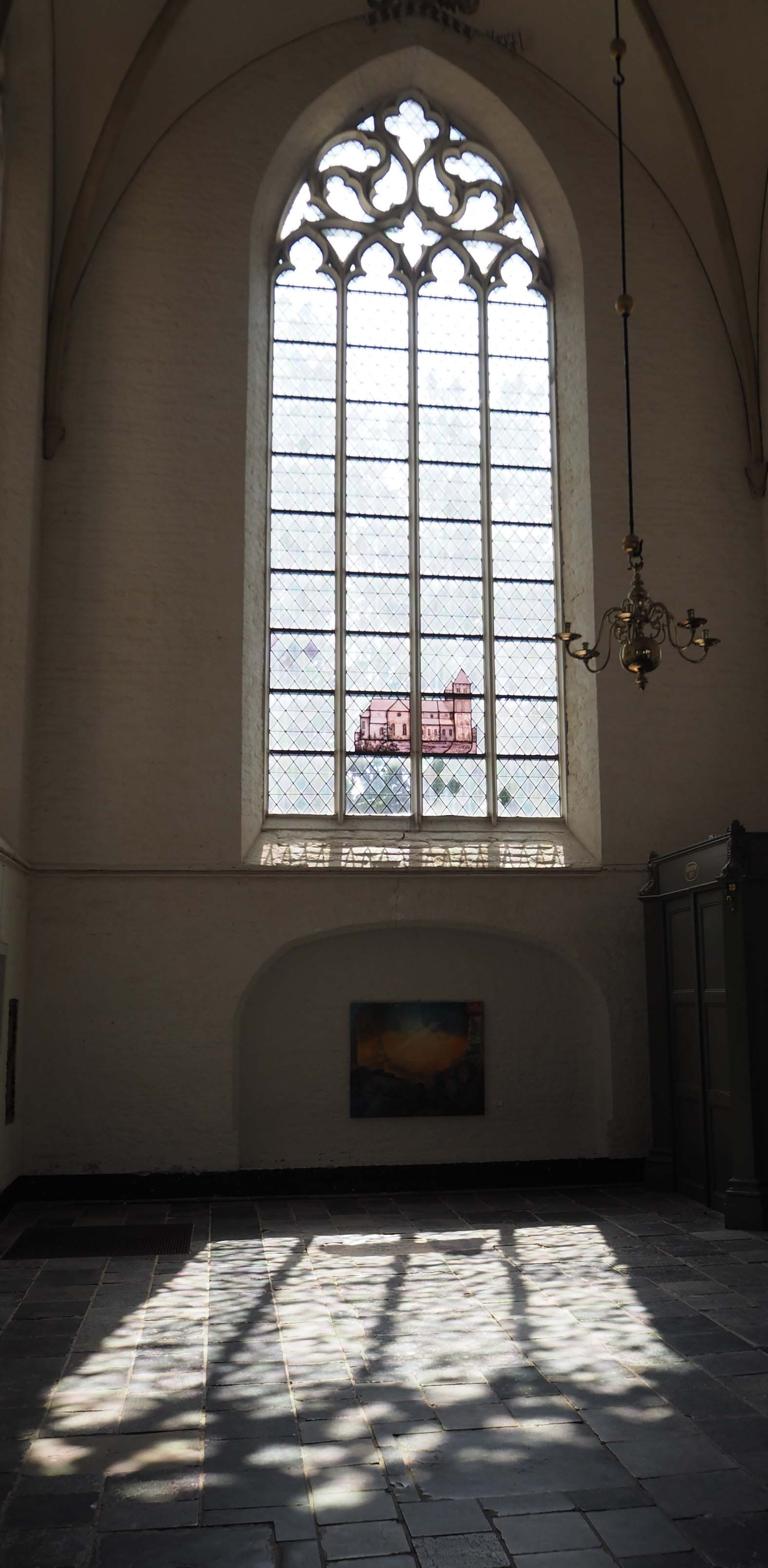 -Deventer-Bergkerk-glas-in-lood-raam-met-zonlicht