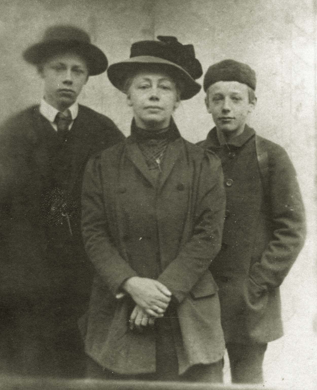 Käthe Kollwitz mit ihren Söhnen_1909