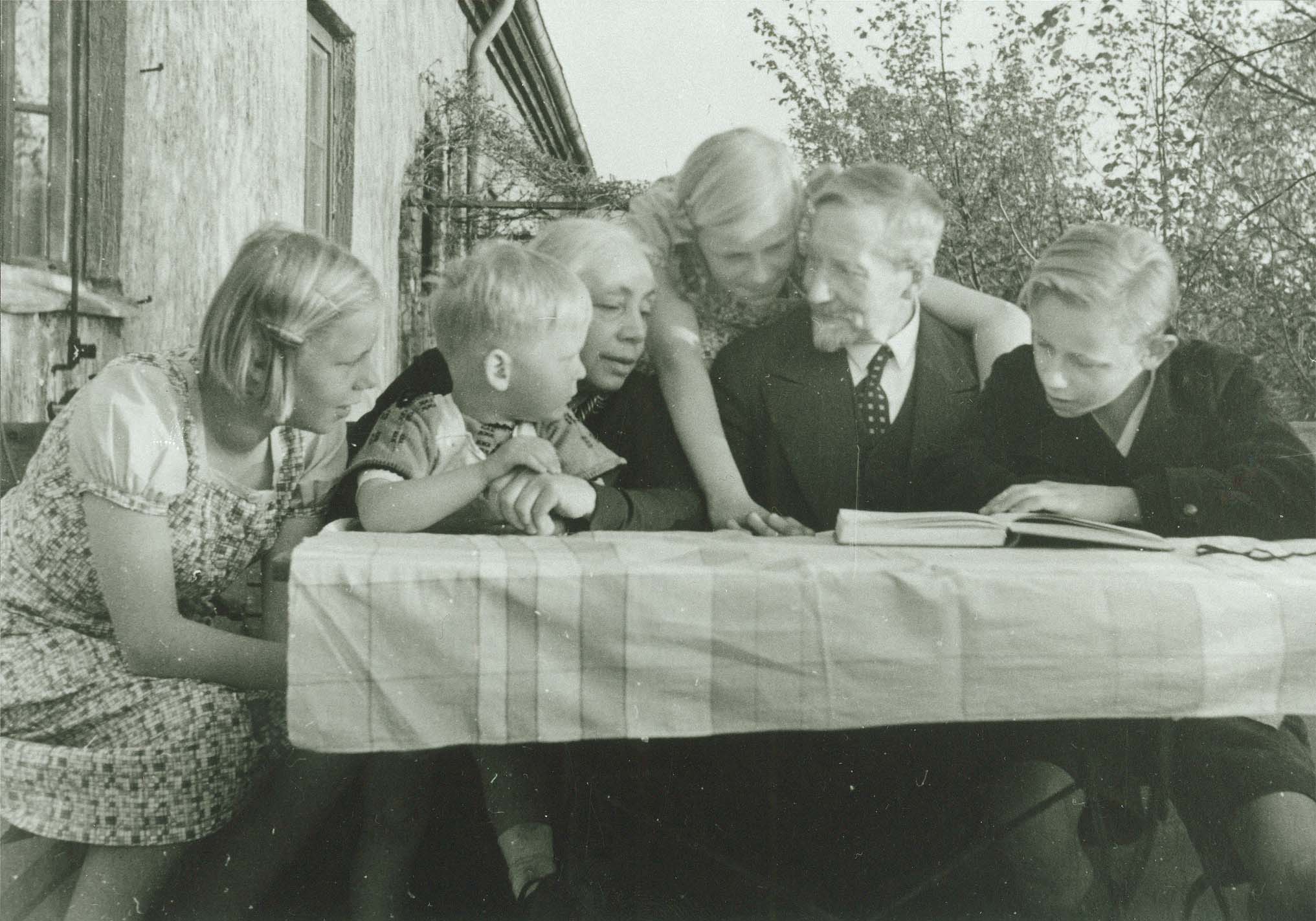 Käthe-und-Karl-Kollwitz-mit-Enkelkindern_1935