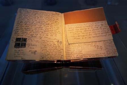 Anne Frank Huis Amsterdam. Twee pagina's uit het eerste dagboek van Anne (close up) © foto Wilma_Lankhorst