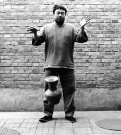 Ai-Weiwei-dropping-the-Han-Dynasty-Urn-2006-Ceramix.