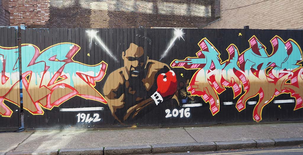 Londen_Shoreditch_Street_Art_Tour_005_Dave-geeft-college-in-Fashion-Street-graffiti-wall-_6-11-2016-foto-Wilma-Lankhorst