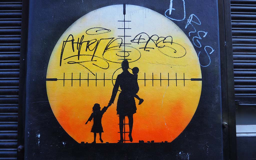 Londen_Shoreditch_Street_Art_Tour_007_-Fashion-Street_Children-and-guns-_eemalig-stencil-Otto-Schade_6-11-2016-foto-Wilma-Lankhorst