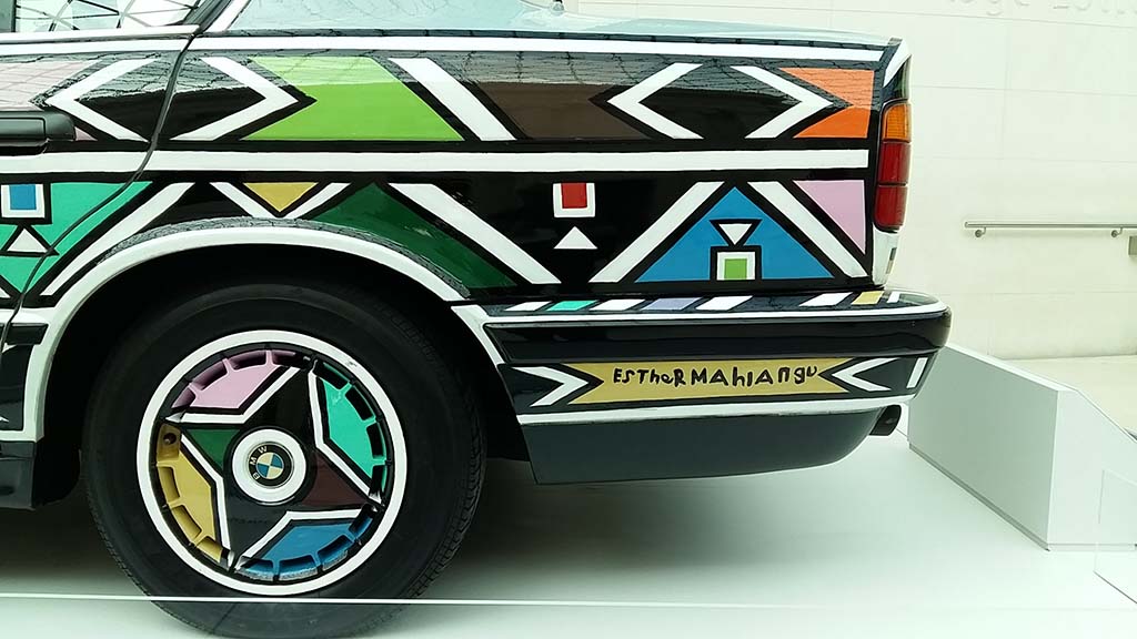 Esther-Mahlangu-handtekening-op-Cart-Art-project-BMW-foto-Wilma-Lankhorst