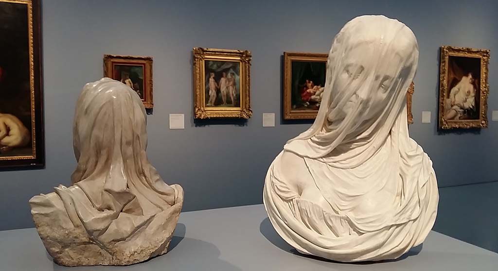 Achter-het-gordijn-4-zaaloverzicht-4-marmeren-vrouwen-buste-Antonio-Carradini-1688-1752-Museum-Kunstpalast-Dusseldorf-foto-Wilma-Lankhorst