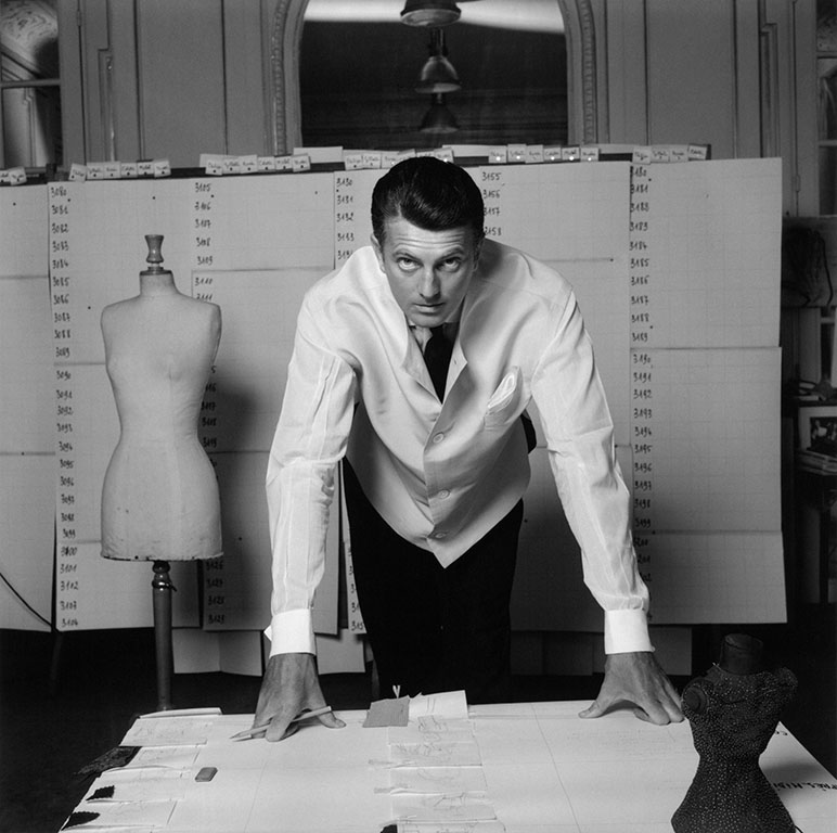 Hubert-de-Givenchy-1960-Foto_-Robert-Doisneau_-courtesy-Hubert-de-Givench