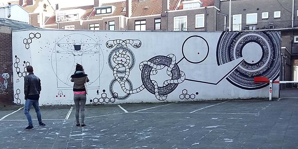 Street-Art-Nijmegen-centrum-103-Earworm-en-De-Imker-project-achter-de-spaarpot-foto-Wilma-Lankhorst