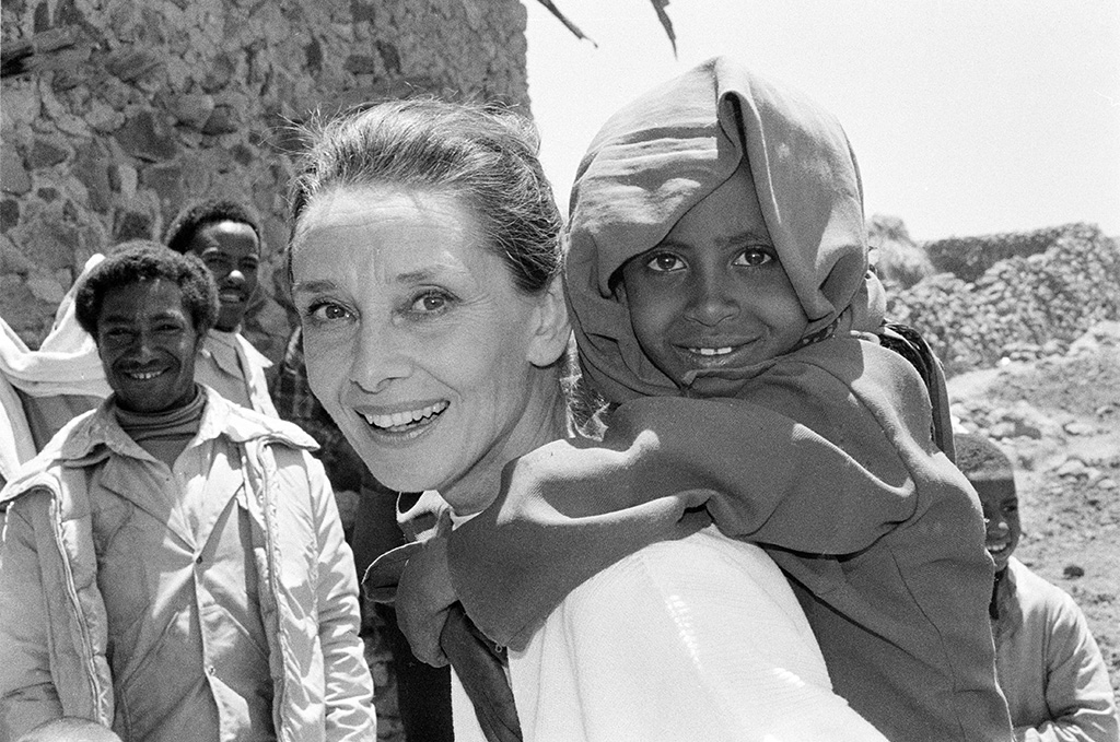 1988-Ethiopië-UNICEF-Audrey-Hepburn-carries-a-child-on-her-back-Photo-taken-by_-John-Isaac-©-UNICE