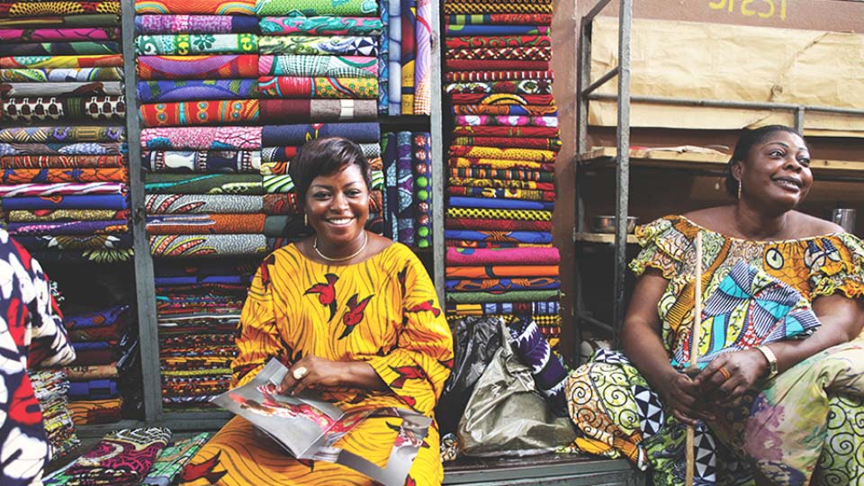 Afrikaanse-Mode-Vlisco-vrouwen-in-Afrika-in-hun-stoffenzaak-foto-Vlisco-Helmond.