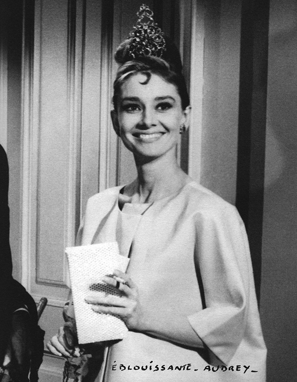 To-Audrey-with-LovHepburn-gekleed-in-ensemble-ontworpen-door-Hubert-de-Givenchy-in-Breakfast-at-Tiffany’s-1961-Foto_-Mondadori-Portfolio_-courtesy-Hubert-de-Givency