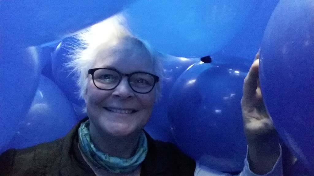 SAY CHEESE selfie-Wilma-Lankhorst-in-ballonnenzaal-Museum-Voorlinden-Martin-Creed