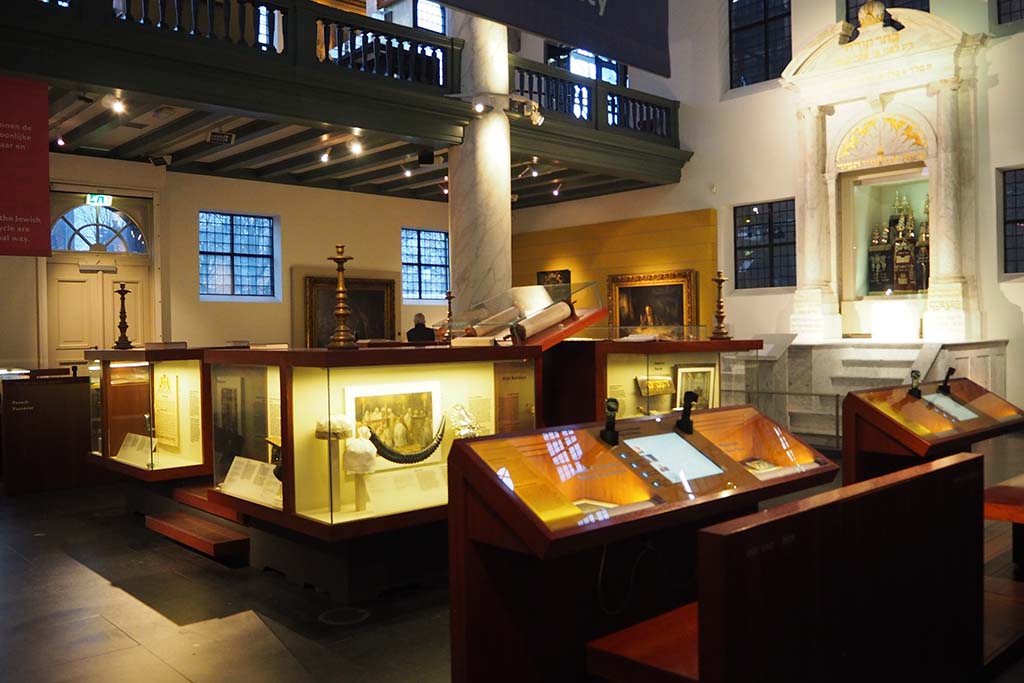 Amsterdam-Joods-historisch-Museum-zaaloverzicht-oude-synagoge-foto-Wilma-Lankhors