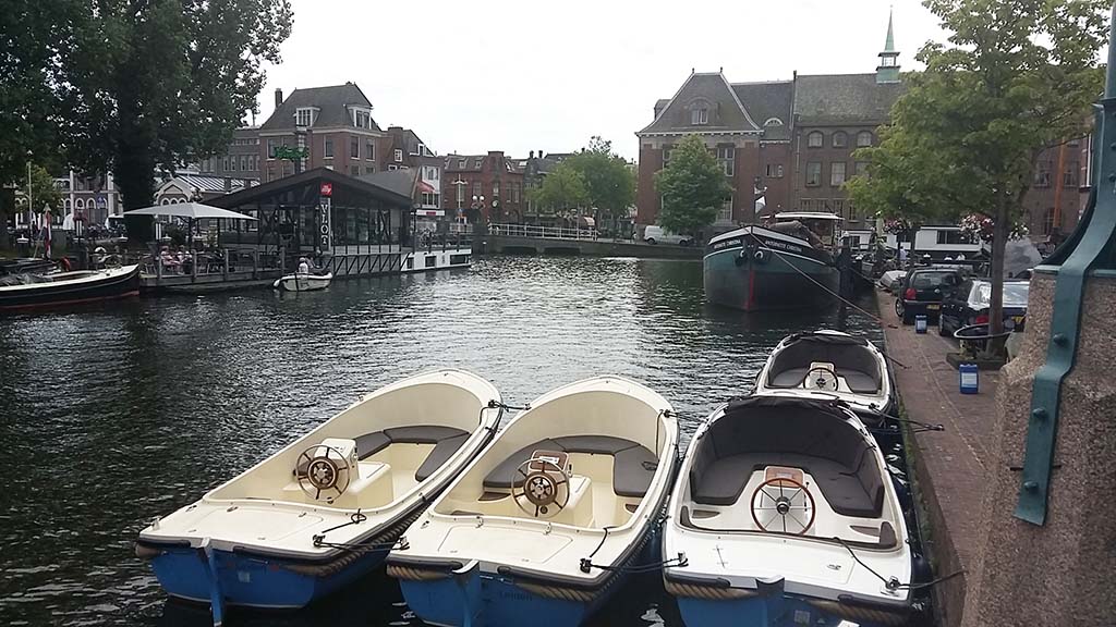 Leiden In Stijl Galgewater uitzicht woonhuis Theo van Doesbug foto Wilma Lankhorst