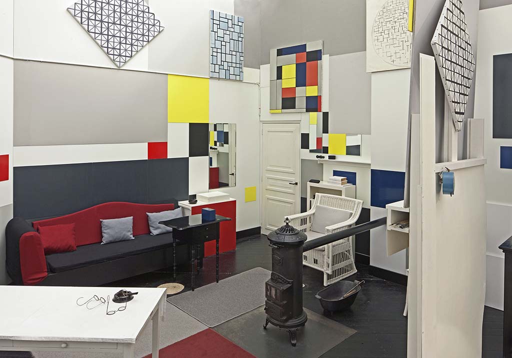 -Architectuur-Parijs-atelier-Mondriaan-een-grote-neoplastische-compositie-1921-1925-nagebouwd-in-Gemeentemuseum-Den-Haag.