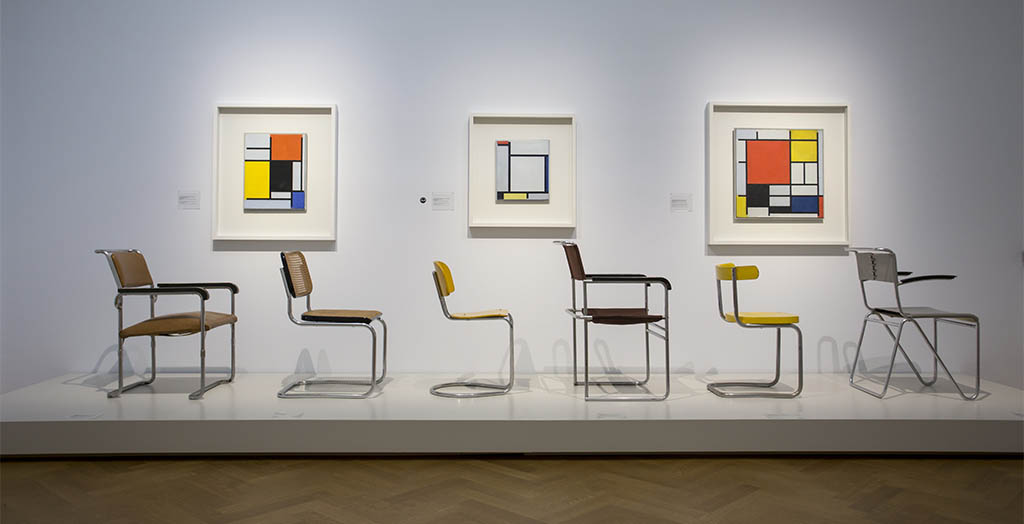 De-Ontdekking-van-Mondriaan-zaaloverzicht-9-De-Stijl-en-de-Nieuwe-Beelding-stoelen-en-schilderijen-foto-Gemeentemuseum-Den-Haag