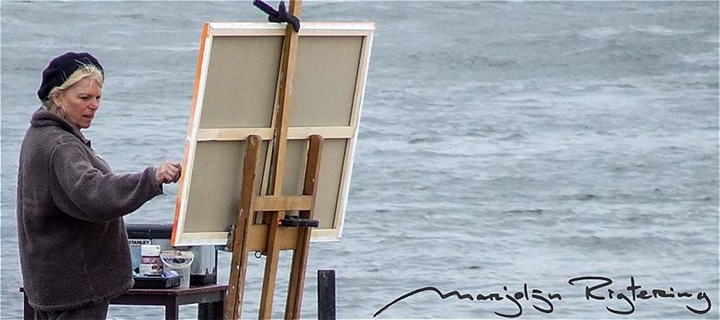 Marjolijn Rigtering met schildersezel op Waaloever