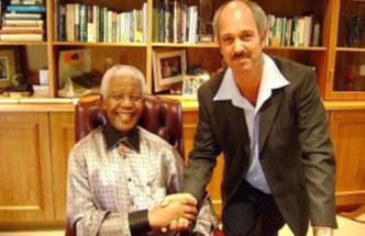 Mandela-met-zijn-bewaker.j