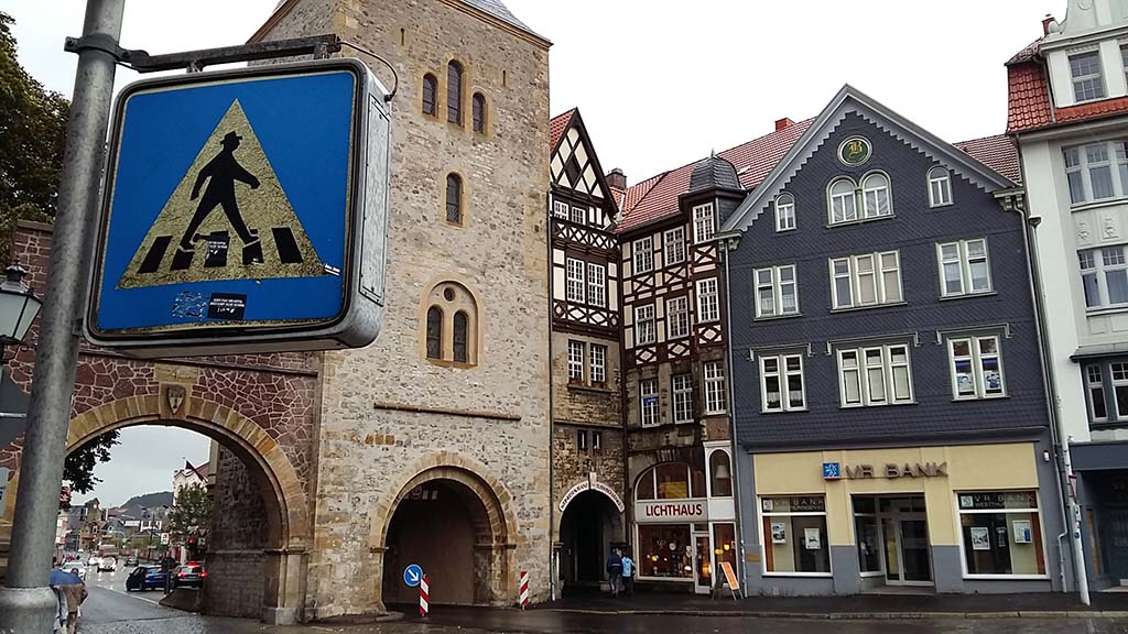 Eisenach-met-mooi-oude-verkeersbord-in-centrum-foto-wilma-Lankhorst.