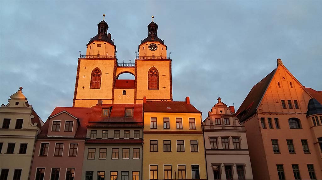 Luther-Wittenberg-torens-van-de-Stadt-Kirche-in-de-avond-zon-foto-Wilma-Lankhorst
