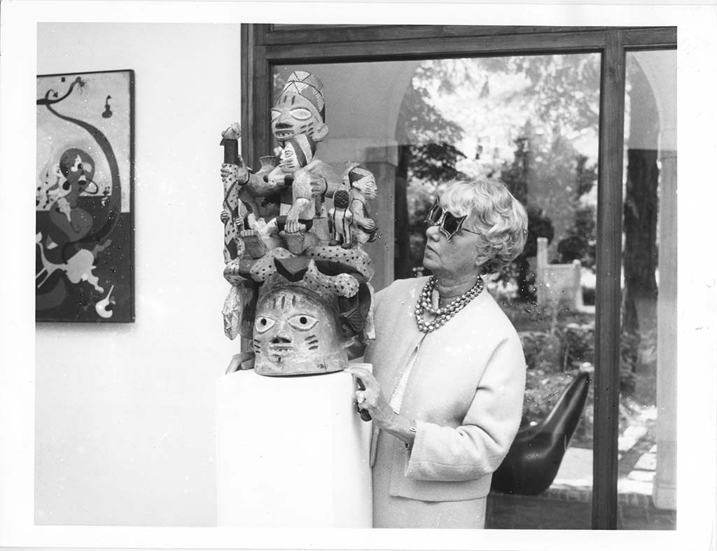 Peggy Guggenheim in-Venetie-1960-collectie-niet-westerse-kunst-foto-Solomon-Guggenheim-Foundation.