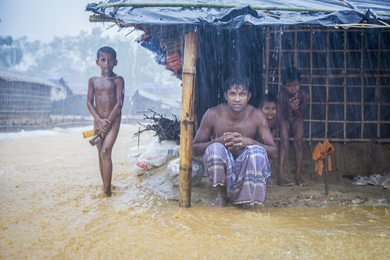 Bangladesh-Myanmar-family-in-rain-2017-©Umberto-Tan-Museum-de-Fundatie