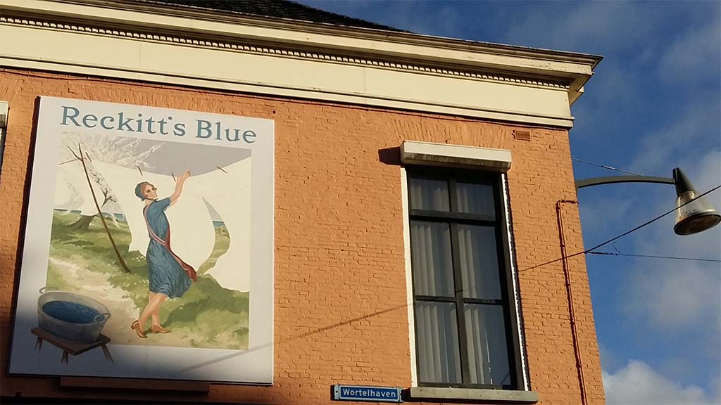 Street-Art-in-Leeuwarden-_-serie-reclameborden-Reckitts-Blue-foto-Wilma-Lankhorst