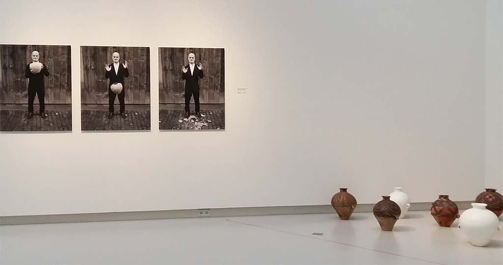 The-Sigg-Collection-l.-Fragments-of-History-2012-©Manuel-Salvisberg-r.-Vases-Whitewash-©AiWeiwei-foto-Wilma-Lankhorst.