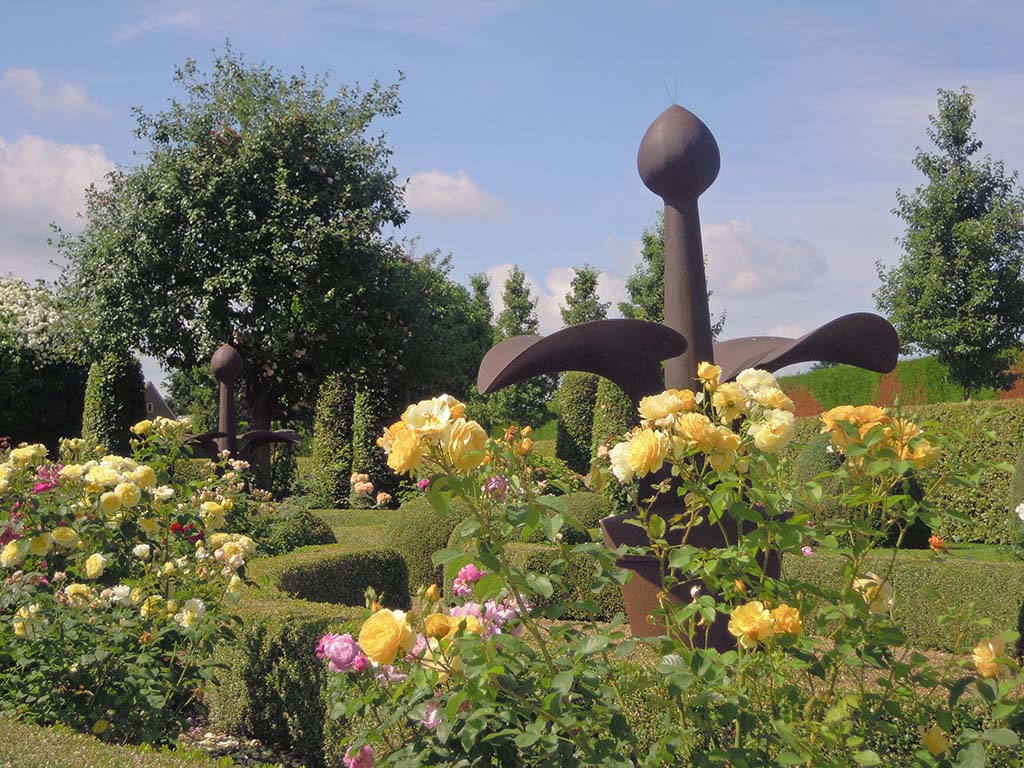 Tempelhof-tuin-met-rozen-ontwerp-Adelheid-Kortekaas-©wilma-Lankhorst.