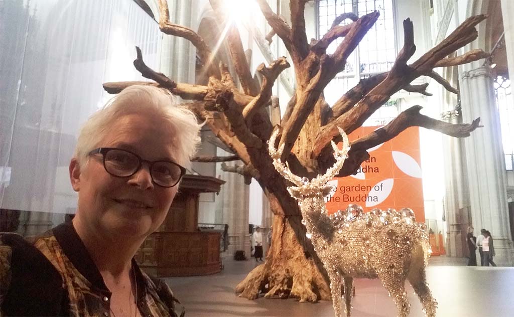 Boeddha-in-de-Nieuwe-Kerk-selfie-Wilma-Lankhorst
