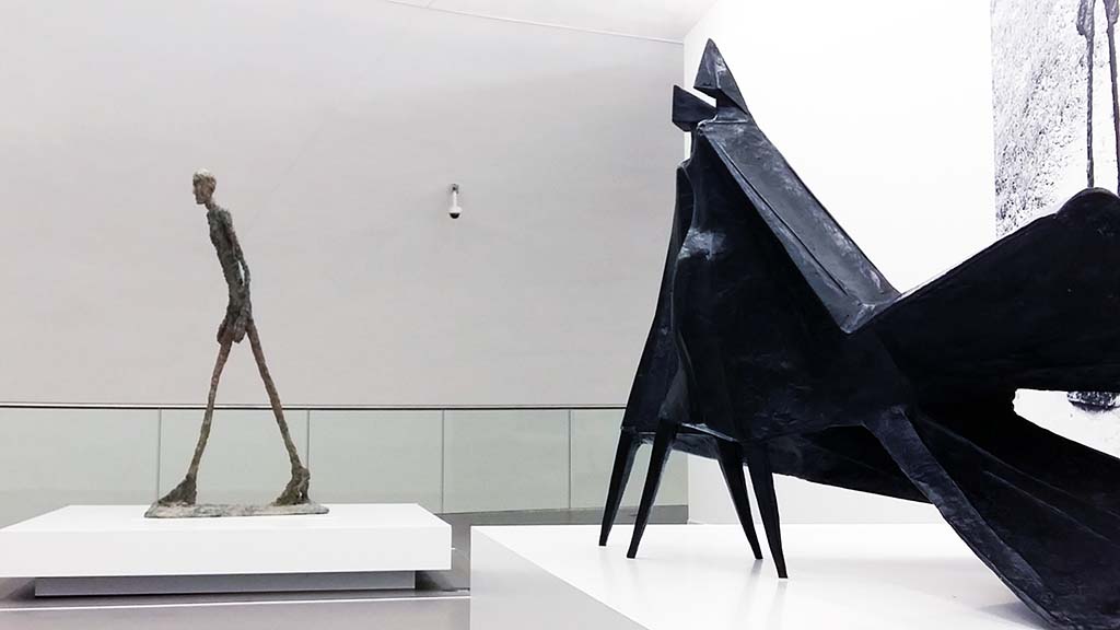 Giacometti_en_Chadwick-Lopende-Man-1960-Giacometti-en-detail-maquette-Jubileum-II-1983-Chadwick-foto-Wilma-Lankhorst