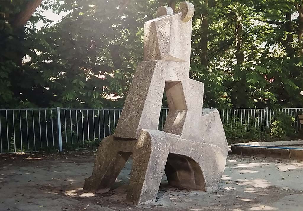 Kees-Timmer-spelende-hond-1960-beton-in-Rotterdam-Kinderopvang-Bimbola