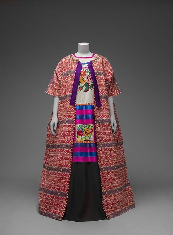 Frida Kahlo-Guatemala katoenen-mantel-met-Mazatec-huipil-en-rok.-Museo-Frida-Kahlo-Banco-de-México