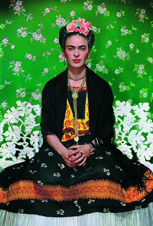 Frida Kahlo op-een-bank-1938-foto-Nickolas-Muray-©-The-Jacques-en-Natasha-Gelman-Collection-en-The-Verge-Nickolas-Muray-Photo-Archives