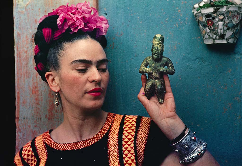 Frida_Kahlo-met-Olmec-figuur (1939)-foto-Nickolas-Muray